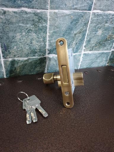 ฺBrass door lock Item Code WBMR18 size long 137 mm wide 20 mm.deep under 81 mm.